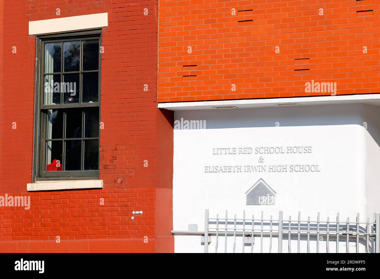 Little Red School House und Elisabeth Irwin High School, 272 6. Ave, New York, außerhalb einer unabhängigen, fortschrittlichen Bildungseinrichtung. Stockfoto