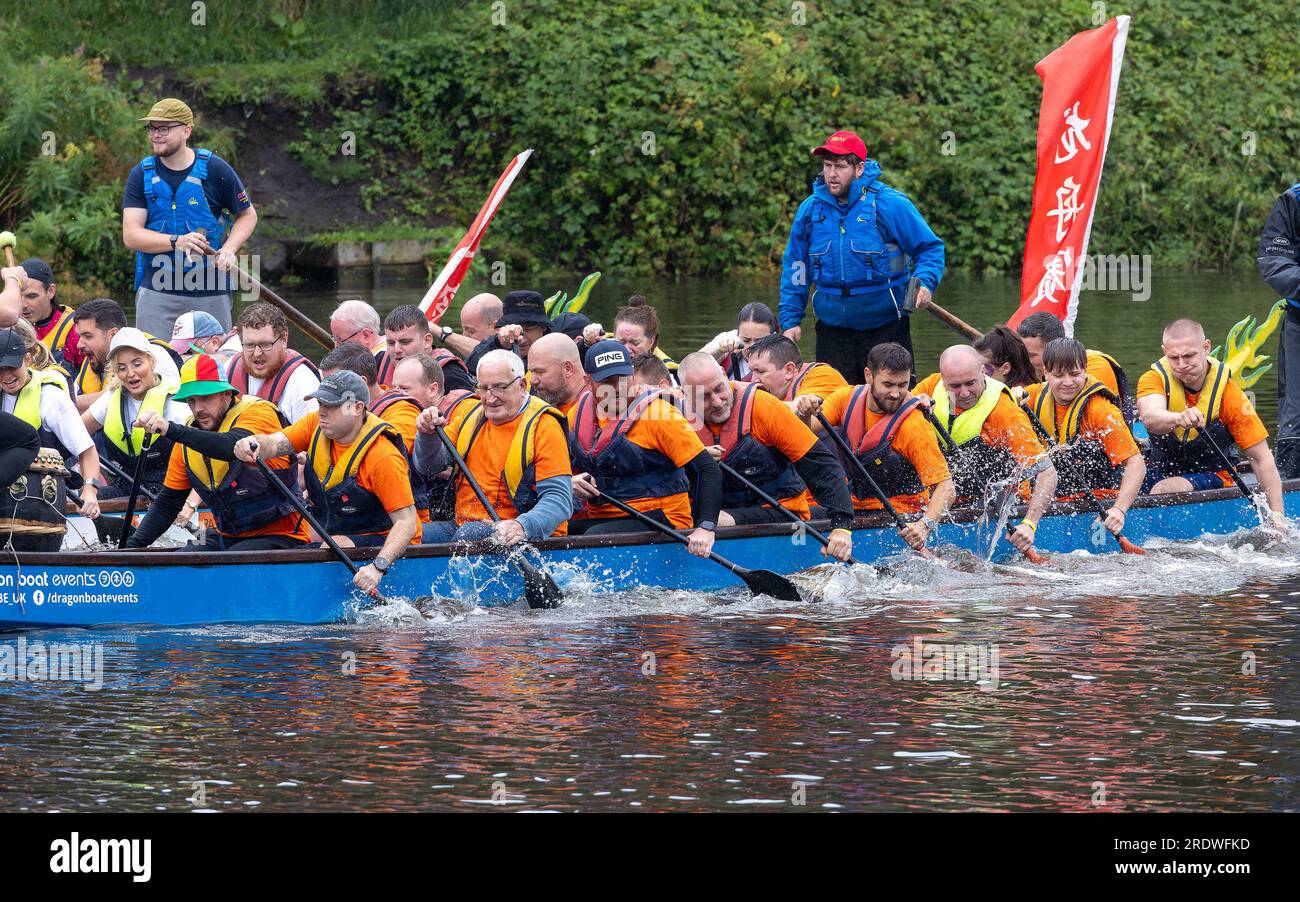 River Mersey, Warrington, Cheshire, Großbritannien. 23. Juli 2023. Ein Dragon Boat Festival am Fluss Mersey in Warrington. Im Ruderclub und trotz des durchgehend regnerischen Tages wetteiferten sich einige Drachenboote um einen Gewinner. Ziel der Veranstaltung war es, Gelder für das St. Rocco's Hospice zu sammeln, das es ist, eine hochwertige Versorgung und Unterstützung für Menschen und ihre Angehörigen mit lebenslimitierenden Krankheiten, die in der Region Warrington leben, zu bieten, damit jede Person Komfort, Hoffnung, Kraft und Frieden finden kann. Kredit: John Hopkins/Alamy Live News Stockfoto