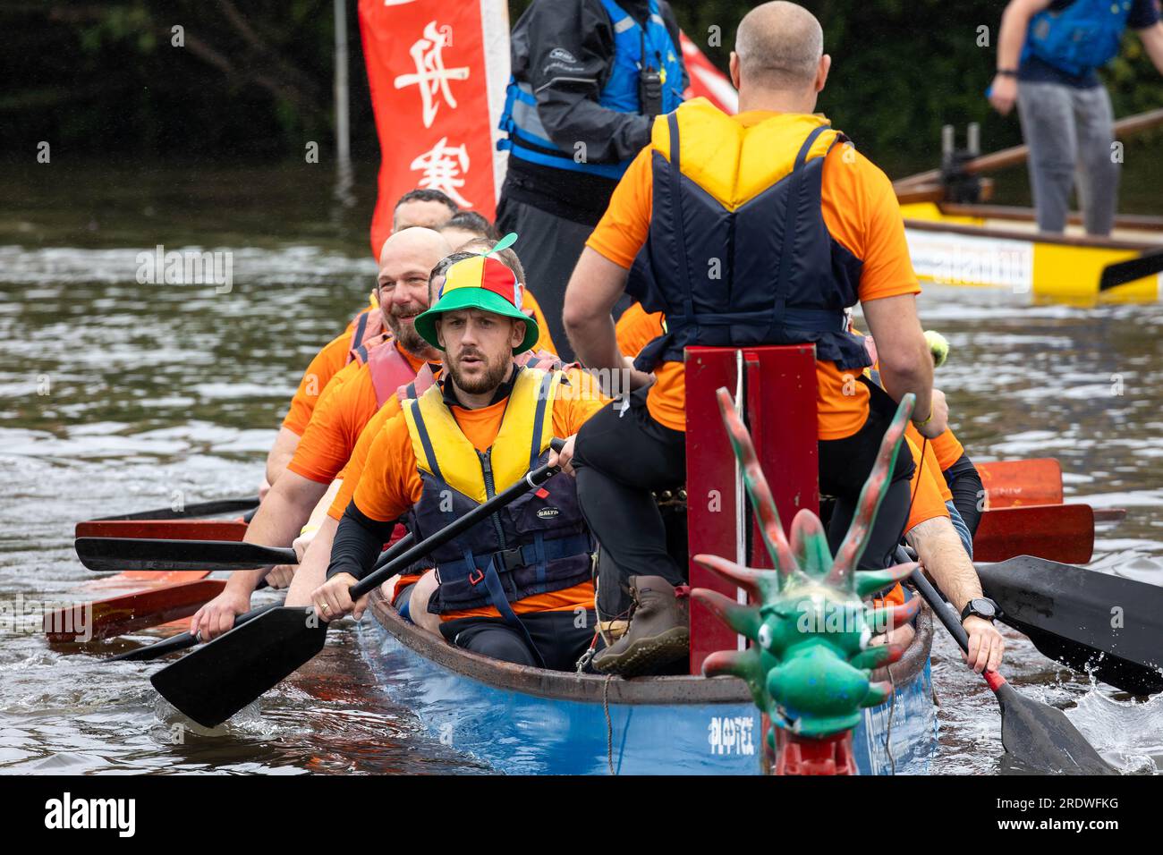 River Mersey, Warrington, Cheshire, Großbritannien. 23. Juli 2023. Ein Dragon Boat Festival am Fluss Mersey in Warrington. Im Ruderclub und trotz des durchgehend regnerischen Tages wetteiferten sich einige Drachenboote um einen Gewinner. Ziel der Veranstaltung war es, Gelder für das St. Rocco's Hospice zu sammeln, das es ist, eine hochwertige Versorgung und Unterstützung für Menschen und ihre Angehörigen mit lebenslimitierenden Krankheiten, die in der Region Warrington leben, zu bieten, damit jede Person Komfort, Hoffnung, Kraft und Frieden finden kann. Kredit: John Hopkins/Alamy Live News Stockfoto