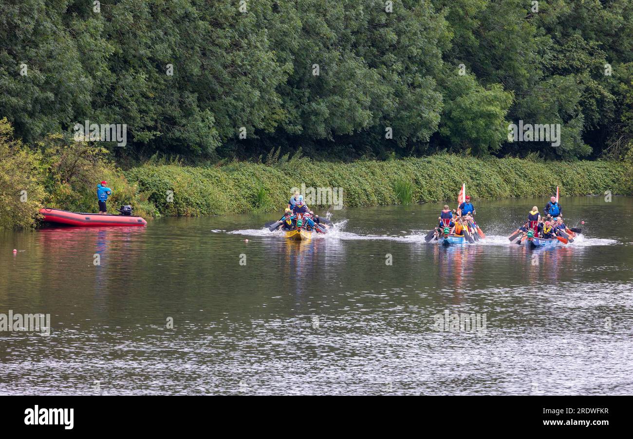 River Mersey, Warrington, Cheshire, Großbritannien. 23. Juli 2023. Ein Dragon Boat Festival am Fluss Mersey in Warrington. Im Ruderclub und trotz des durchgehend regnerischen Tages wetteiferten sich einige Drachenboote um einen Gewinner. Ziel der Veranstaltung war es, Gelder für das St. Rocco's Hospice zu sammeln, das es ist, eine hochwertige Versorgung und Unterstützung für Menschen und ihre Angehörigen mit lebenslimitierenden Krankheiten, die in der Region Warrington leben, zu bieten, damit jede Person Komfort, Hoffnung, Kraft und Frieden finden kann. Kredit: John Hopkins/Alamy Live News Stockfoto