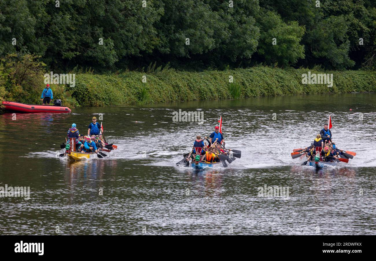 River Mersey, Warrington, Cheshire, Großbritannien. 23. Juli 2023. Ein Dragon Boat Festival am Fluss Mersey in Warrington. Im Ruderclub und trotz des durchgehend regnerischen Tages wetteiferten sich einige Drachenboote um einen Gewinner. Ziel der Veranstaltung war es, Gelder für das St. Rocco's Hospice zu sammeln, das es ist, eine hochwertige Versorgung und Unterstützung für Menschen und ihre Angehörigen mit lebenslimitierenden Krankheiten, die in der Region Warrington leben, zu bieten, damit jede Person Komfort, Hoffnung, Kraft und Frieden finden kann. Kredit: John Hopkins/Alamy Live News Stockfoto
