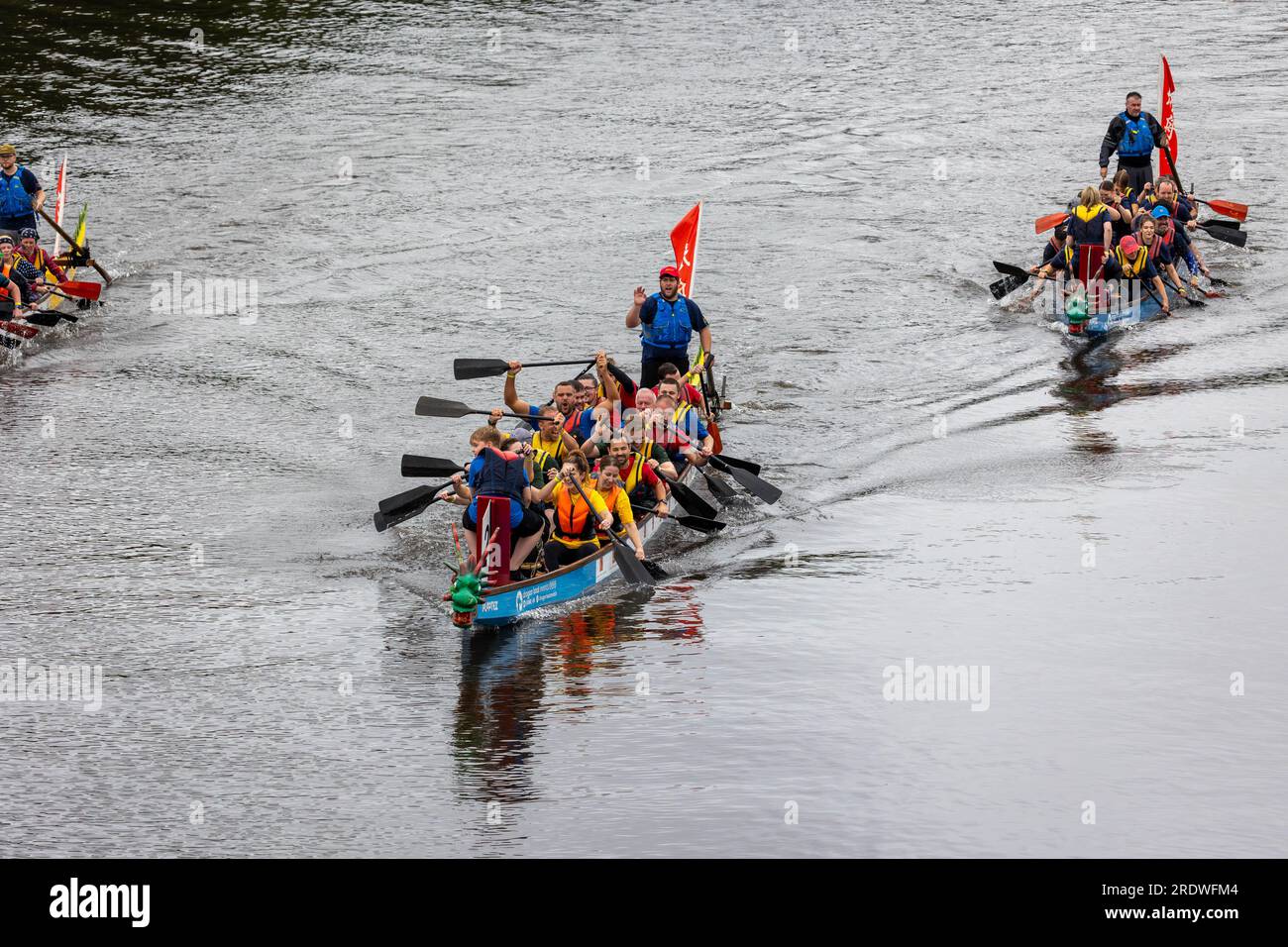 River Mersey, Warrington, Cheshire, Großbritannien. 23. Juli 2023. Ich bin froh, die Hitze zu gewinnen. Ein Dragon Boat Festival am Fluss Mersey in Warrington. Im Ruderclub und trotz des durchgehend regnerischen Tages wetteiferten sich einige Drachenboote um einen Gewinner. Ziel der Veranstaltung war es, Gelder für das St. Rocco's Hospice zu sammeln, das es ist, eine hochwertige Versorgung und Unterstützung für Menschen und ihre Angehörigen mit lebenslimitierenden Krankheiten, die in der Region Warrington leben, zu bieten, damit jede Person Komfort, Hoffnung, Kraft und Frieden finden kann. Kredit: John Hopkins/Alamy Live News Stockfoto