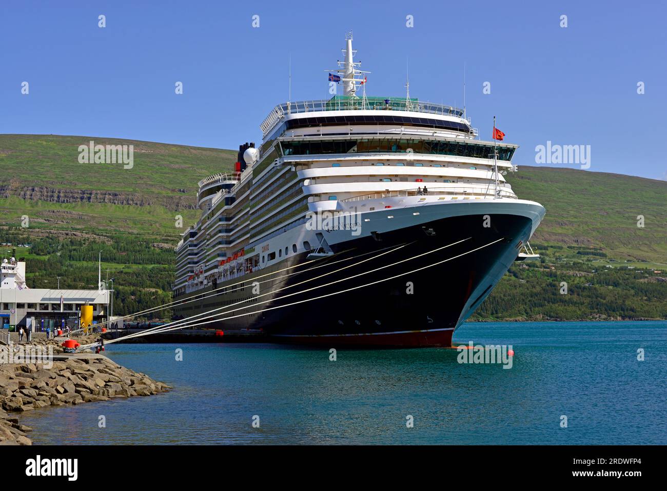 Cunard Kreuzfahrt Liner Queen Victoria liegt neben Akureyri Island. Akureyri hat seinen eigenen Flughafen und liegt an der Spitze des Eyjafjords. Stockfoto
