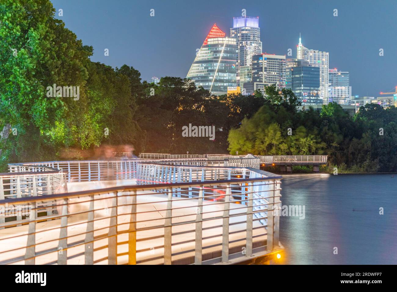 Downtown Austin Texas, Promenade über Lady Bird Lake mit Hochhäusern im Hintergrund Stockfoto