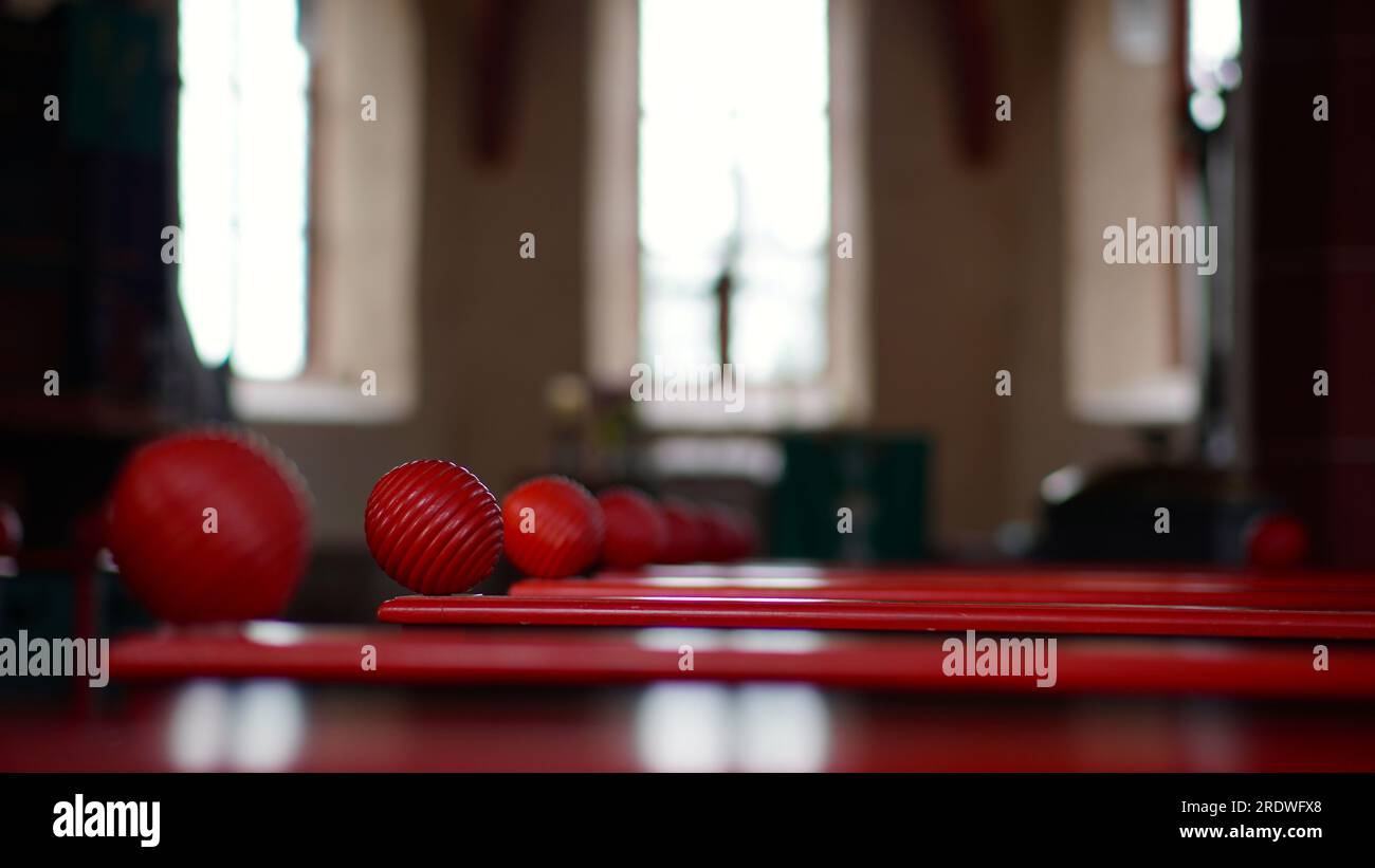 Das Innere einer alten Kirche in Hitzkirchen, Deutschland, mit roten Bänken. Stockfoto