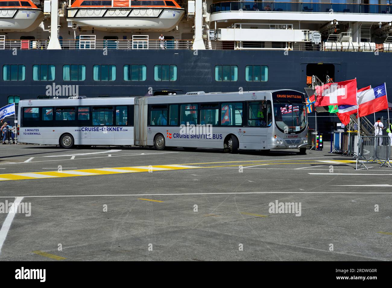 Der Shuttlebus holt Passagiere vom Cunard Cruise Ship Queen Victoria am Kirkwall Harbour in Orkney für die kurze Fahrt in die Stadt ab. Stockfoto