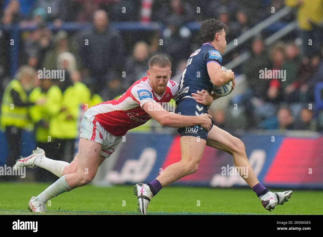 Rowan Milnes #21 von Hull KR nimmt Jai Field #1 von Wigan Warriors während des Halbfinalspiels des Betfred Challenge Cup in Angriff Hull KR vs Wigan Warriors im Sewell Group Craven Park, Kingston upon Hull, Großbritannien, 23. Juli 2023 (Foto von Steve Flynn/News Images) Stockfoto