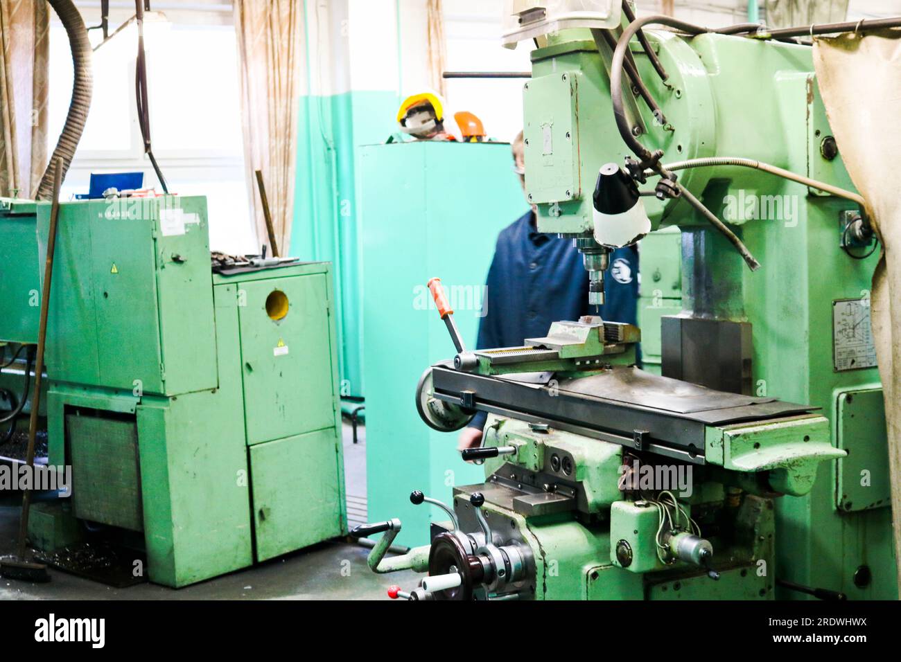 Große Tischdrehmaschine aus Metall, Reparaturausrüstung, Arbeiten mit Metall in der Werkstatt im Metallurgieanlagenwerk in der Reparaturproduktion. Stockfoto