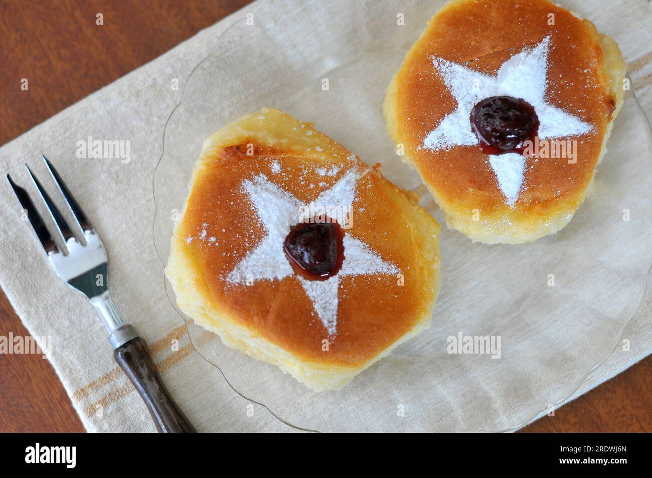 Köstliche einheimische Kuchen mit Marmelade und Sternenform Stockfoto