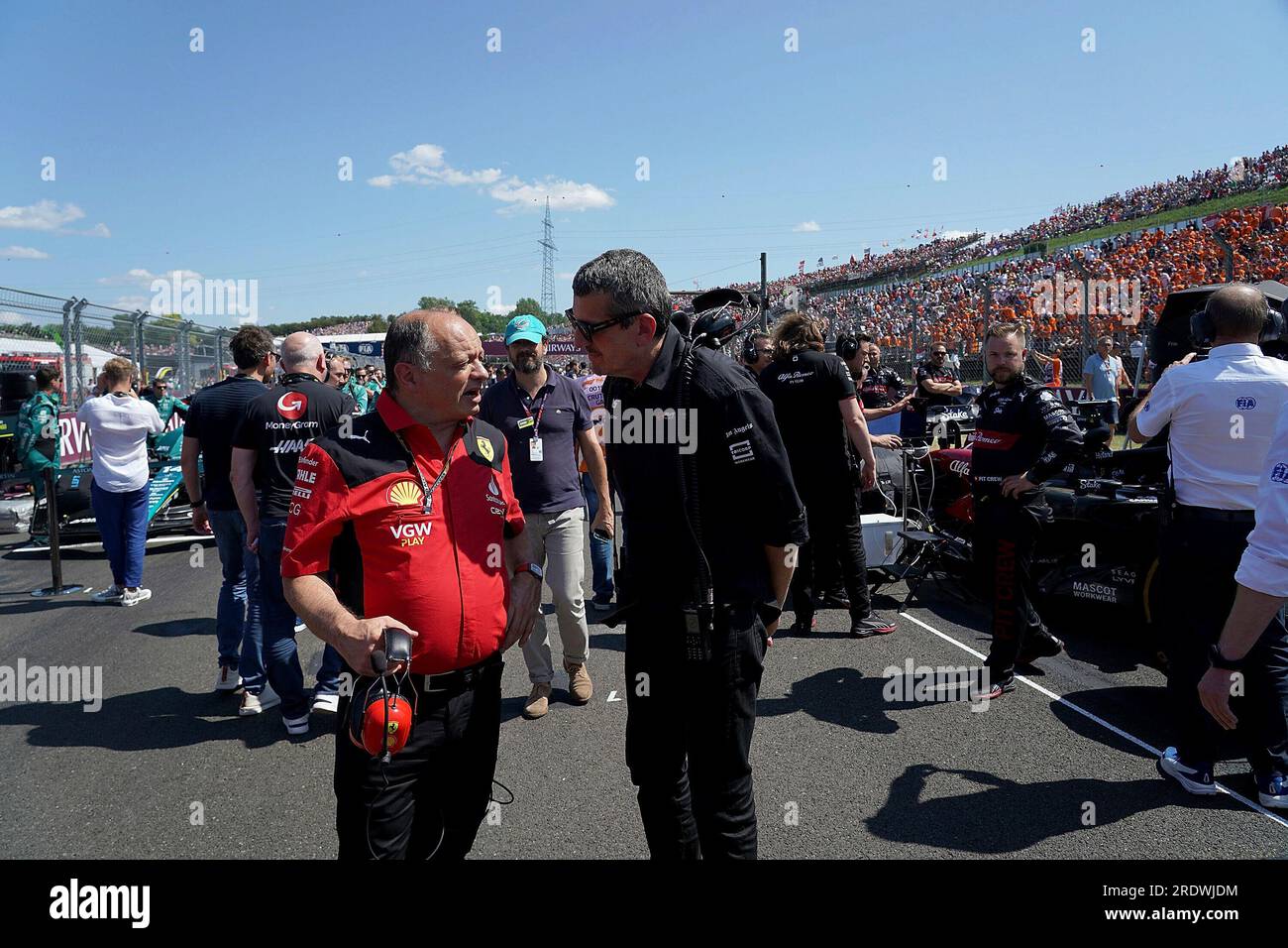 23. Juli 2023, Koasa Stadium, St.Johann, Testspiel TSG Hoffenheim vs. Feyernoord Rotterdam, im Bildteam Boss Frederic Vasseur (Scuderia Ferrari), Teamchef Gunter Steiner, Moneygram Haas F1 Team Stockfoto