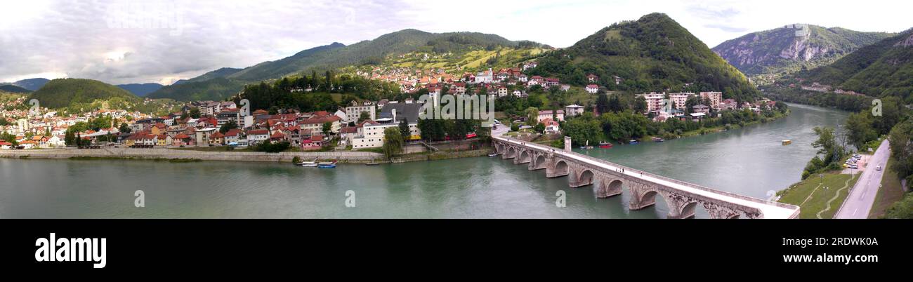 Visegrad, Bosnien und Herzegowina - 24. Juni 2018: Panorama von Visegrad und eine alte Steinbrücke auf der Drina, Bosnien und Herzegowina Stockfoto