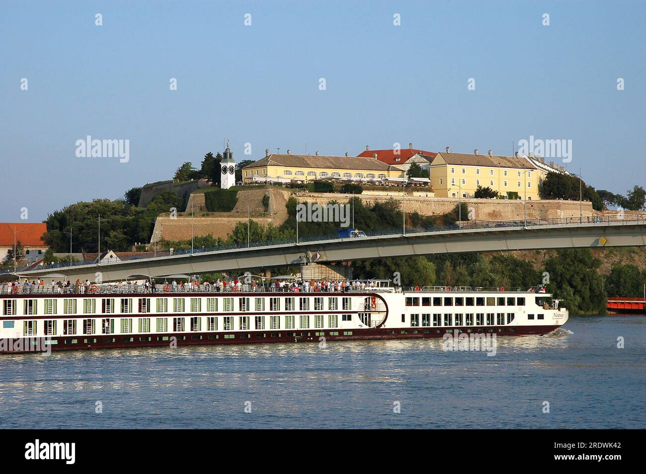 Novi Sad, Serbien - 27. Juli 2008: Touristenschiff mit Hunderten von Touristen segelt auf der Donau unterhalb der Festung Petrovaradin in Novi Sad, Serbien Stockfoto