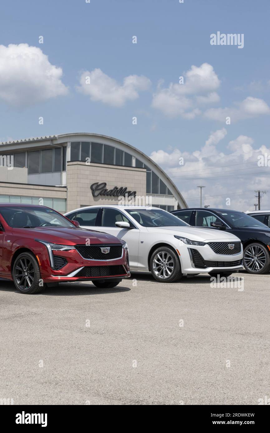 Fishers - 22. Juli 2023: Ausstellung des Cadillac CT4 und CT5 in einem Händlerbetrieb. Cadillac bietet die CT4 und CT5 als kleine und mittelgroße Luxuslimousine an. Stockfoto