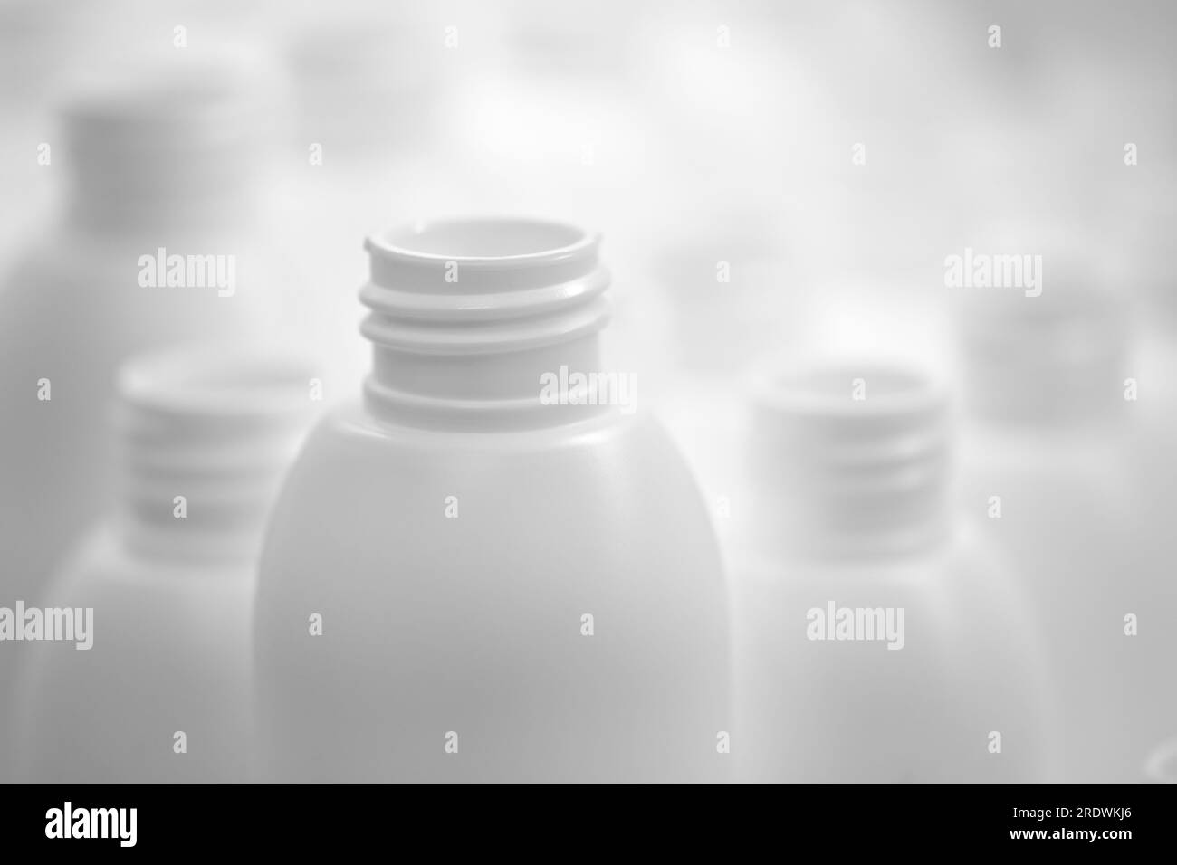 Nahaufnahme einer weißen Kunststoffflasche auf weißem Hintergrund Stockfoto