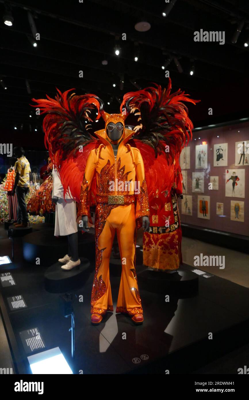 Los Angeles, Kalifornien, USA 25. Juli 2022 Winged Devil Kostüm aus Rocket man Film, Elton John gespielt von Taron Edgerton im Academy Museum of Motion Pictures am 25. Juli 2022 in Los Angeles, Kalifornien, USA. Foto: Barry King/Alamy Stock Photo Stockfoto