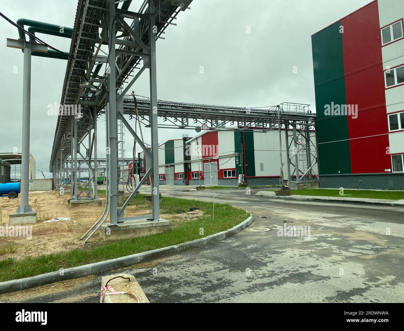 Industrial Zone, die Ausrüstung der Erdölraffination, in der Nähe von industriellen Rohrleitungen für eine Öl-Raffinerieanlage, Detail der Ölpipeline mit Ventilen in großen Oi Stockfoto