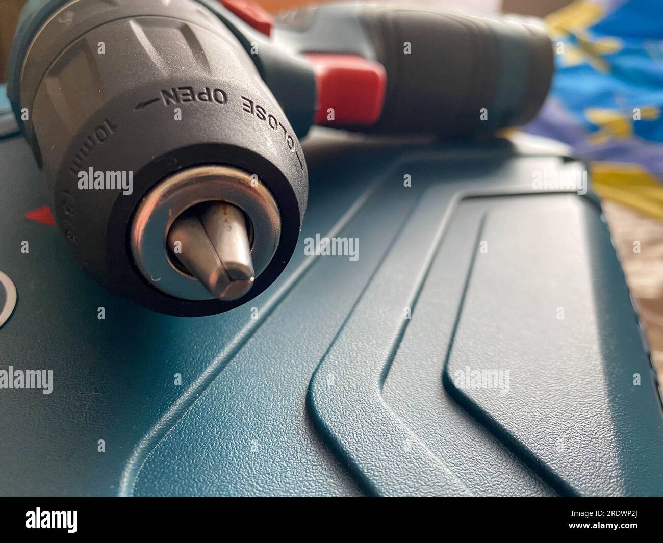 Professioneller industrieller Schraubendreher für Schrauben und Schrauben. Handwerkzeuge für Heimwerkerreparaturen und Bauarbeiten. Stockfoto