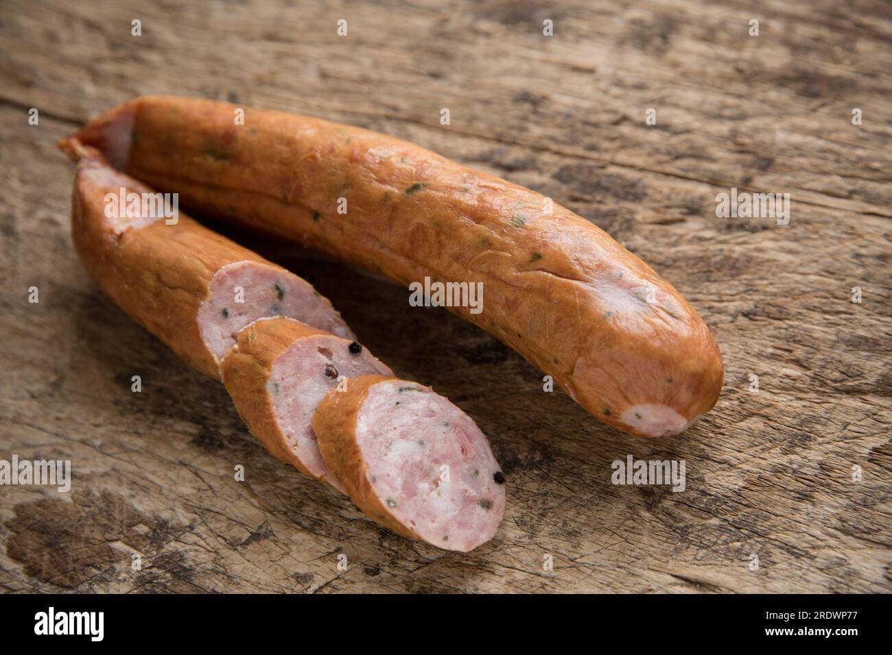 Polnische Würstchen aus einem polnischen Delikatessengeschäft, denen Kräuter hinzugefügt wurden. England GB Stockfoto