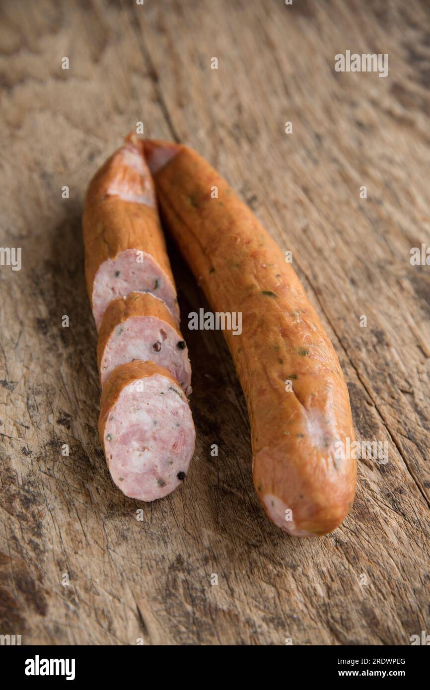 Polnische Würstchen aus einem polnischen Delikatessengeschäft, denen Kräuter hinzugefügt wurden. England GB Stockfoto