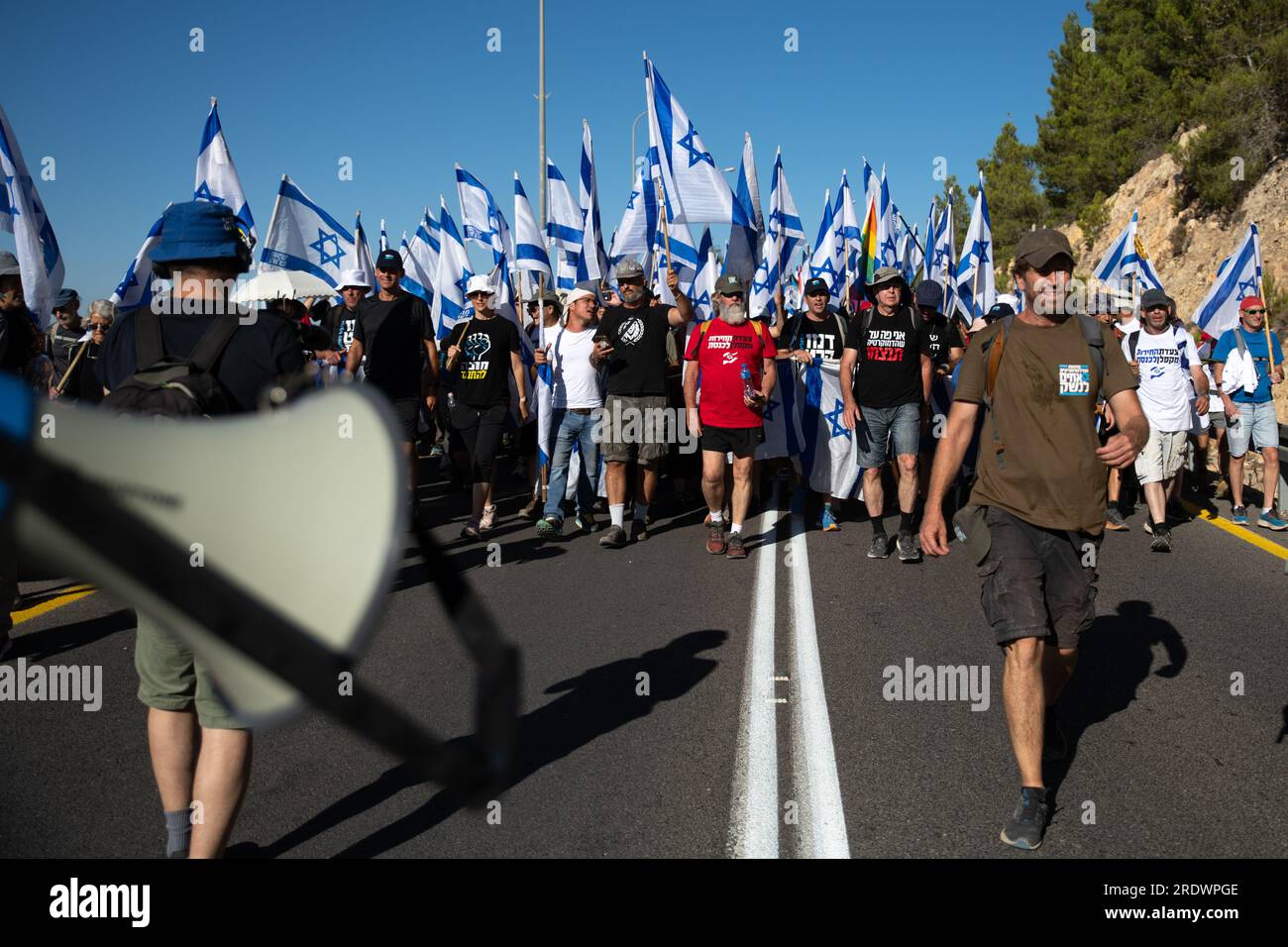 Moshe 'Bogie' Ya'alon, ehemaliger Stabschef der IDF und ehemaliger israelischer Verteidigungsminister, geht neben den Führern Shikma Schwartzman-Bressler, Moshe Radman, Ami Dror und leitete Harnevo, als sie den Protest anführten. Zehntausende Demonstranten gegen die Reform schwenken die israelische Flagge, während sie die Zufahrtsstraße nach Jerusalem erklimmen, die einen 4-Tage-marsch beendet, der in Tel Aviv begann, um gegen die derzeit laufenden Gesetzesüberarbeitungen zu demonstrieren. Stockfoto