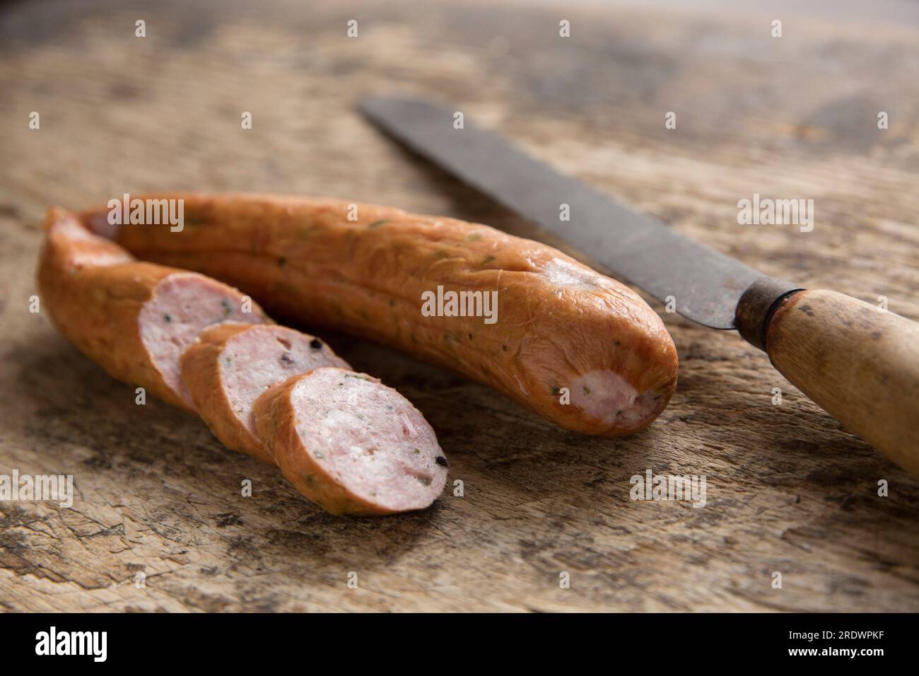 Polnische Würstchen aus einem polnischen Delikatessengeschäft, denen Kräuter hinzugefügt wurden. England GB Stockfoto