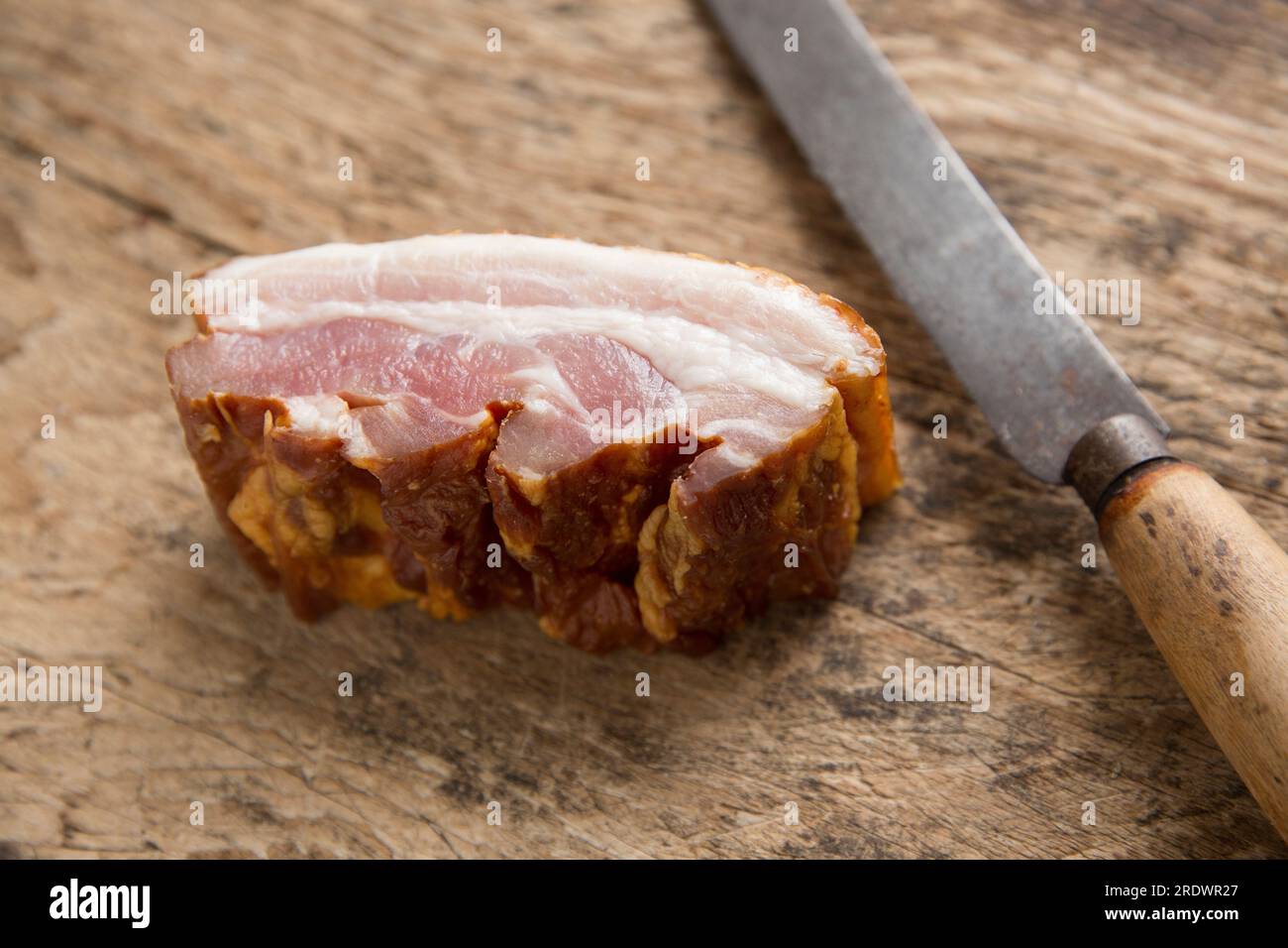 Geräucherter, roher Speck aus einem polnischen Delikatessenladen, der in einem Eintopf enthalten ist. England GB Stockfoto