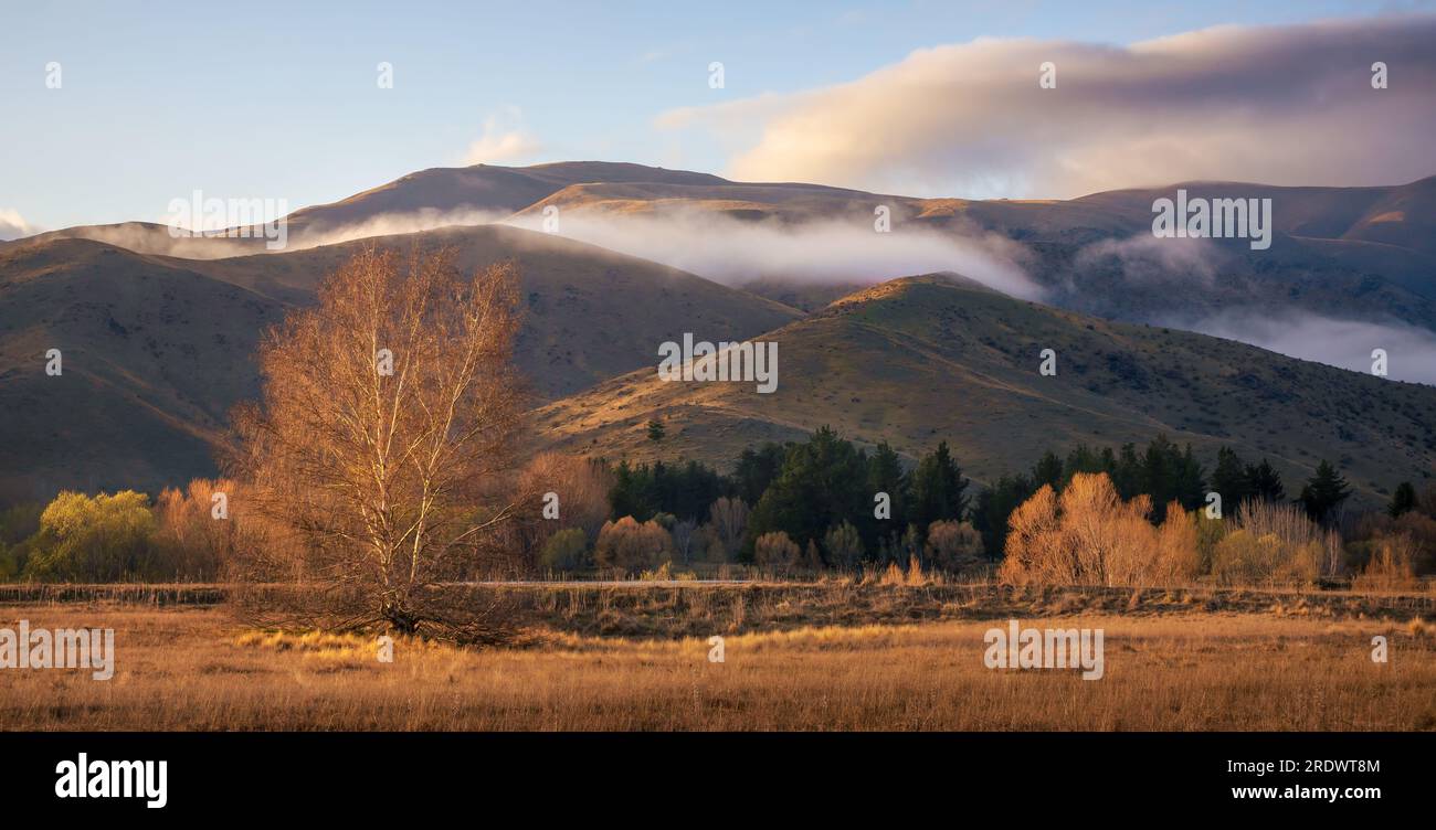 Herbstblick auf die Berge und ein wenig Wolken. Stockfoto