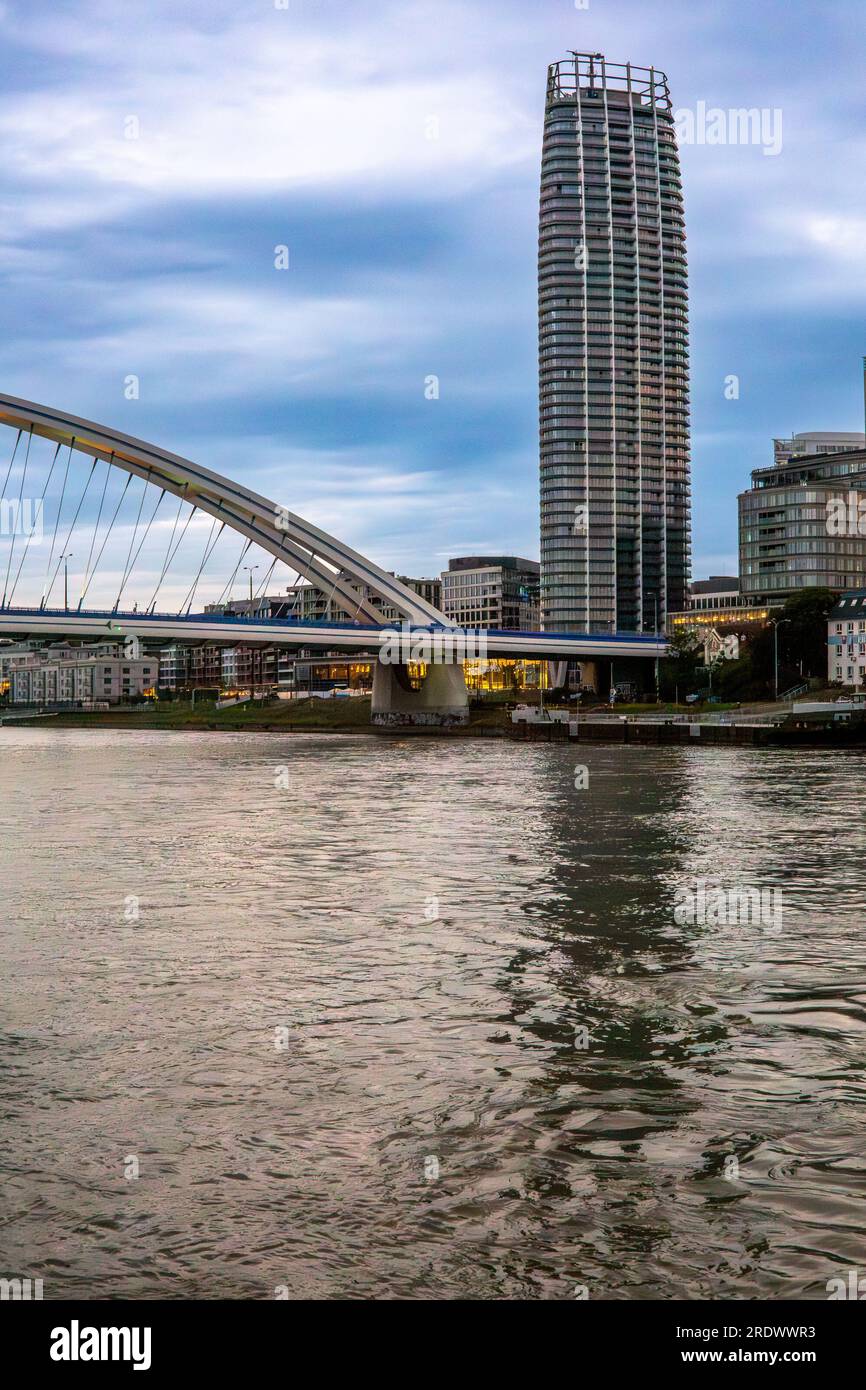 Bratislava, SK – 10. Juni 2023 Blick auf die berühmte Apollo-Brücke über die Donau und Bratislavas ersten Wolkenkratzer; der neue 168 Meter hohe E Stockfoto