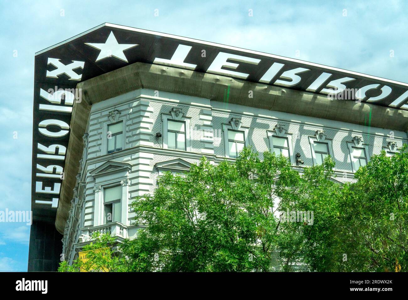 Budapest, HU – 11. Juni 2023 House of Terror, ein Museum in Andrássy út 60 in Budapest; mit Ausstellungen über Faschisten und Kommunisten Stockfoto