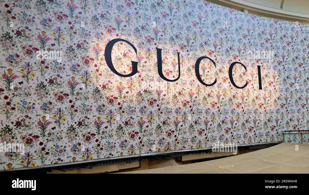 Gucci-Modemarke an einer Wand, wo sich das neue Flagship Store in Taipei 101 Mall in Taipei, Taiwan, befindet; High-End-Shopping. Stockfoto
