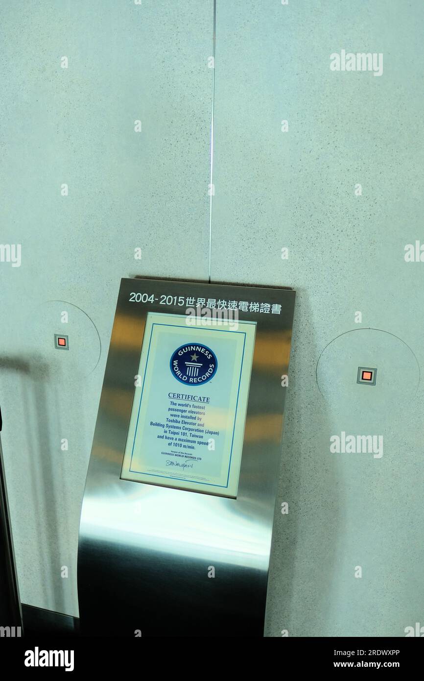 Guinness-Weltrekordzertifikat, das den Toshiba-Aufzug im Wolkenkratzer Taipei 101 zum schnellsten Personenaufzug der Welt erklärt; Taipei, Taiwan. Stockfoto