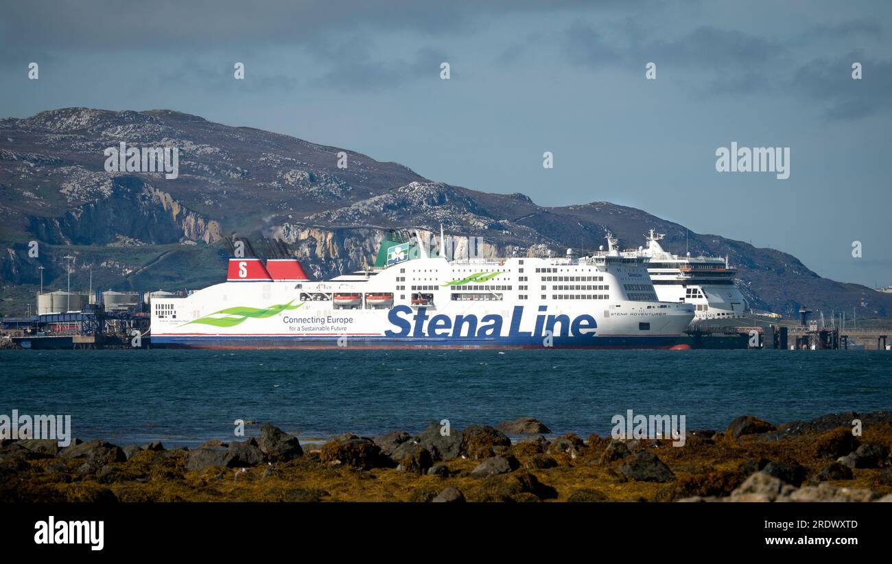 Irish Sea Ferries (Stena Adventurer und die Odysseus) im Hafen von Holyhead. (Holyhead Mountain im Hintergrund) Stockfoto