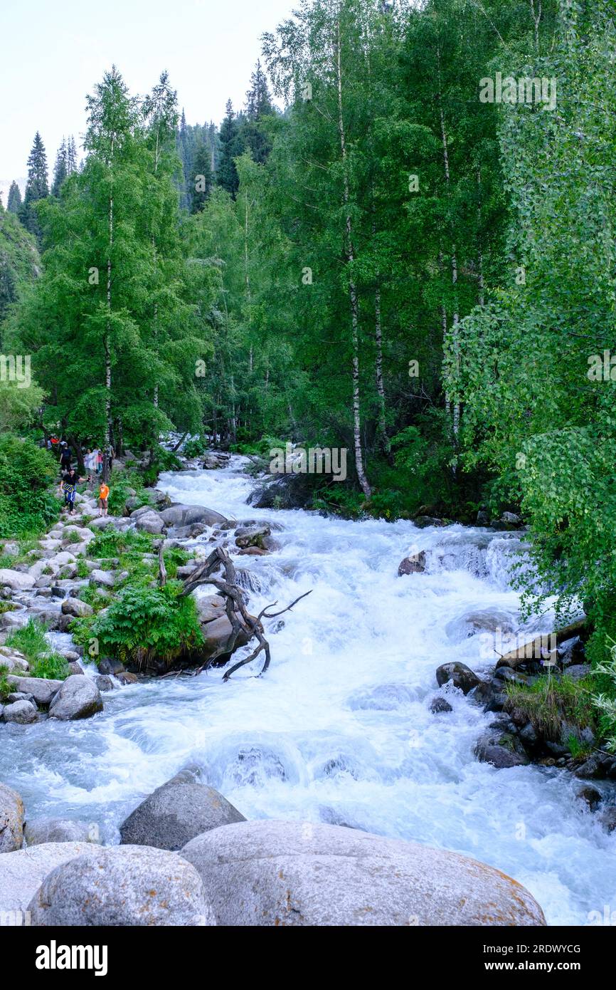 Kasachstan, Almasai-Schlucht. Leute auf dem Weg. Stockfoto