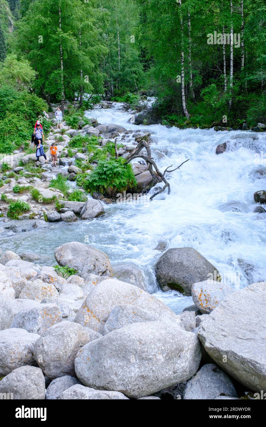 Kasachstan, Almasai-Schlucht. Leute auf dem Weg. Stockfoto