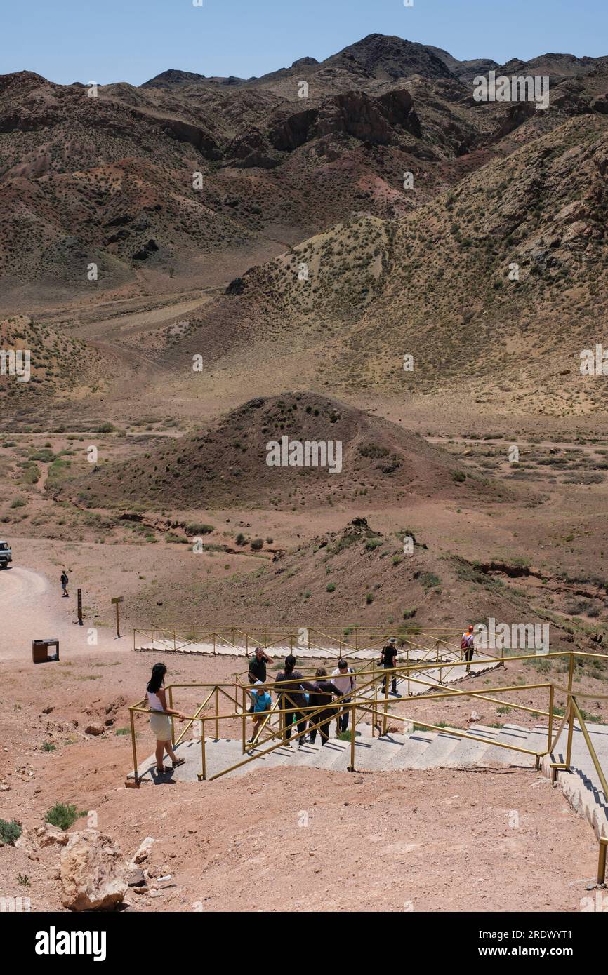 Kasachstan, Charyn (Sharyn) Canyon. Besucher auf der Treppe vom Besucherzentrum in den Canyon. Stockfoto