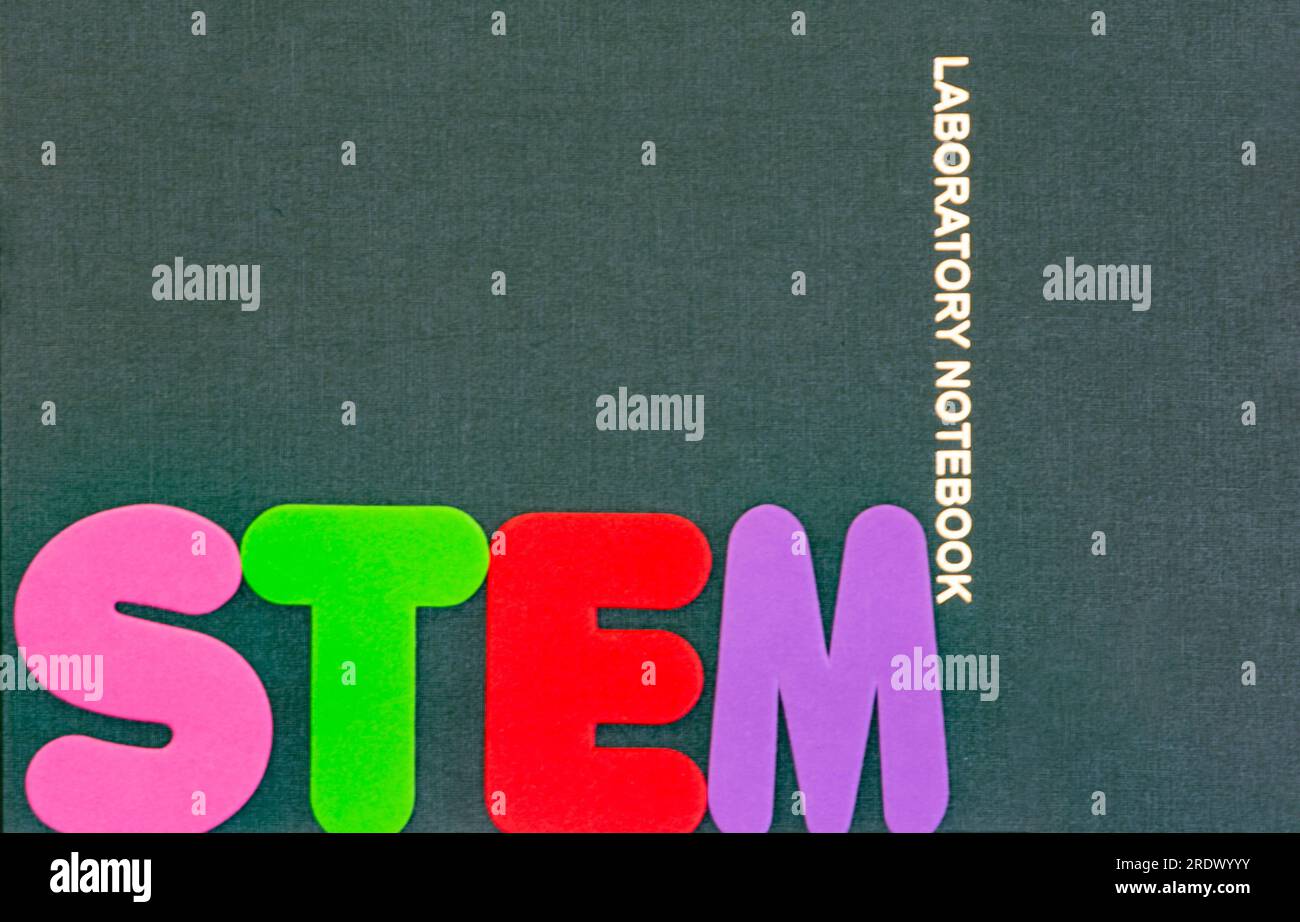 STEM in hellen Buchstaben hebt Wissenschaft, Technik, Technik und Mathematik in Bildung, Schulen und Lernen hervor Stockfoto