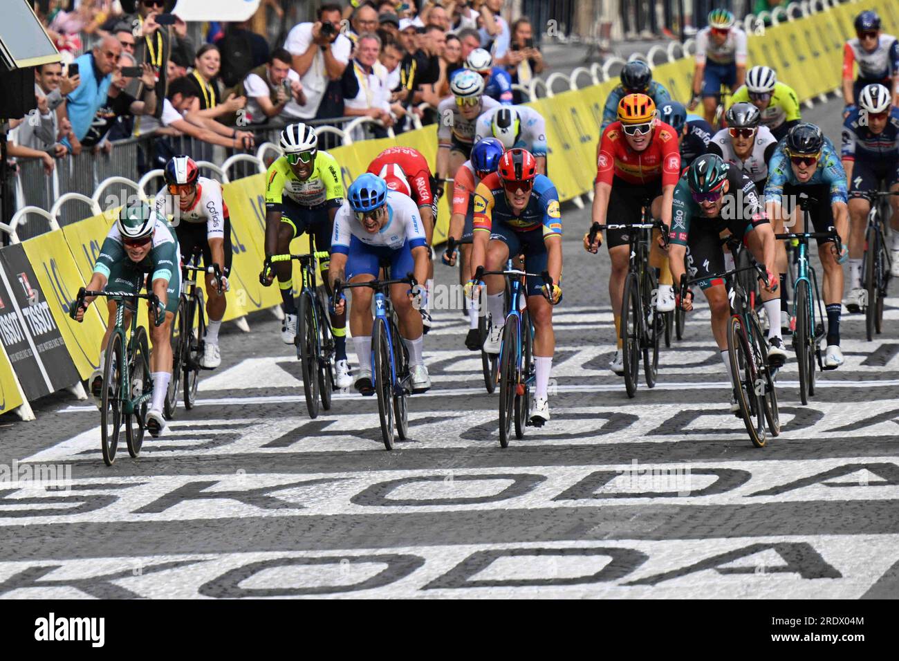Jordi Meeus rechts Belgien das Bora-Hansgrohe Team schlägt Jasper Philipsen links grünes Trikot belgien Alpecin-Deceuninck in Paris Stockfoto