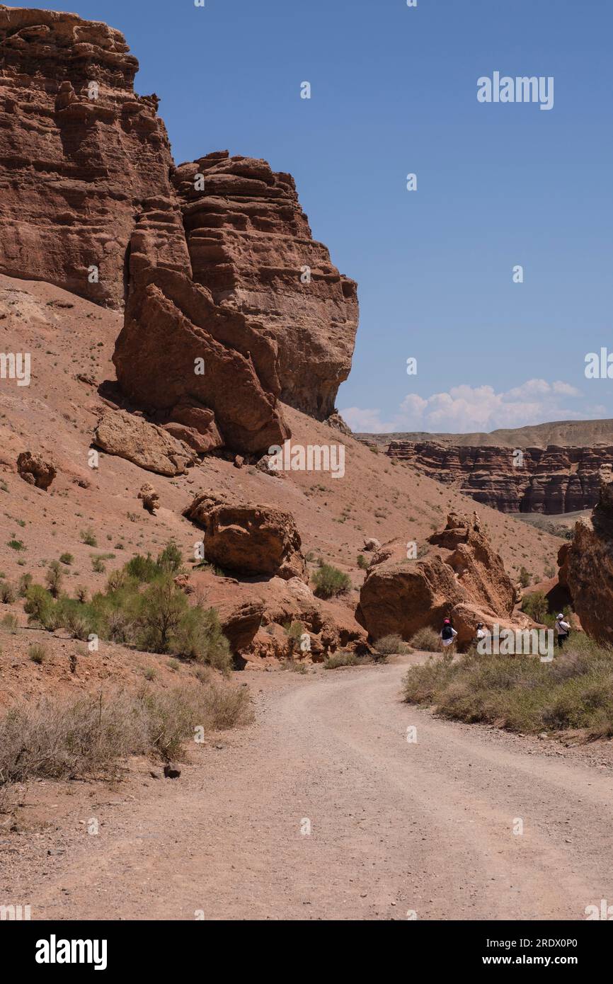 Kasachstan, Charyn (Sharyn) Canyon. Besucher auf dem Trail. Stockfoto