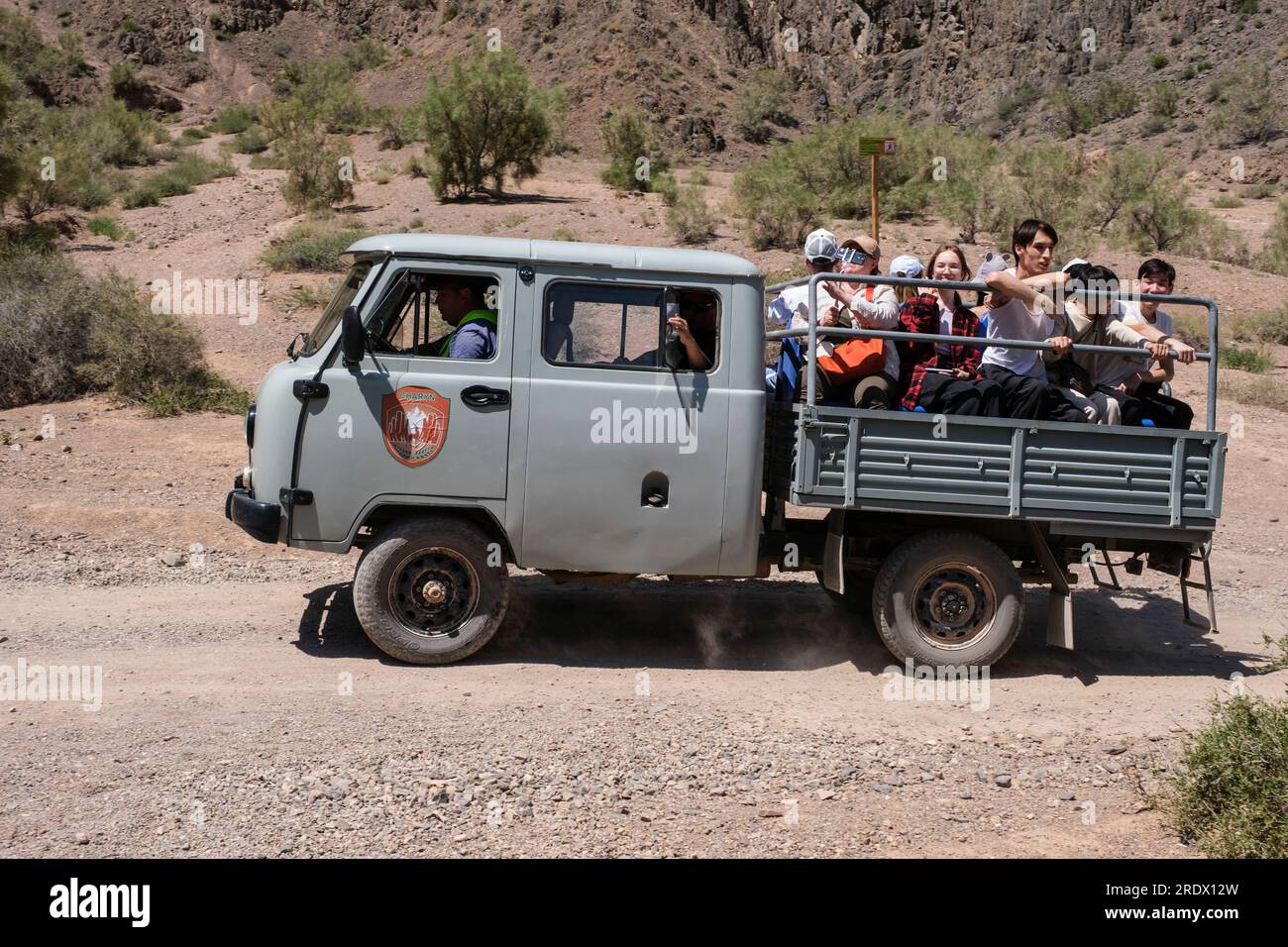 Kasachstan, Charyn (Sharyn) Canyon. Fahrzeug, das Wanderer zum Anfang des Weges bringt. Stockfoto