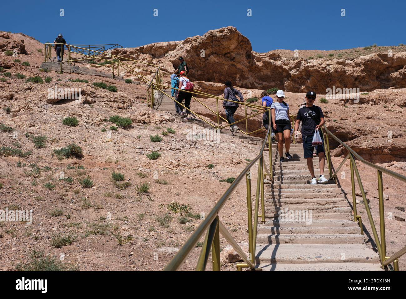 Kasachstan, Charyn (Sharyn) Canyon. Besucher auf Treppen in der Nähe des Besucherzentrums, das in den Canyon führt und ihn verlässt. Stockfoto