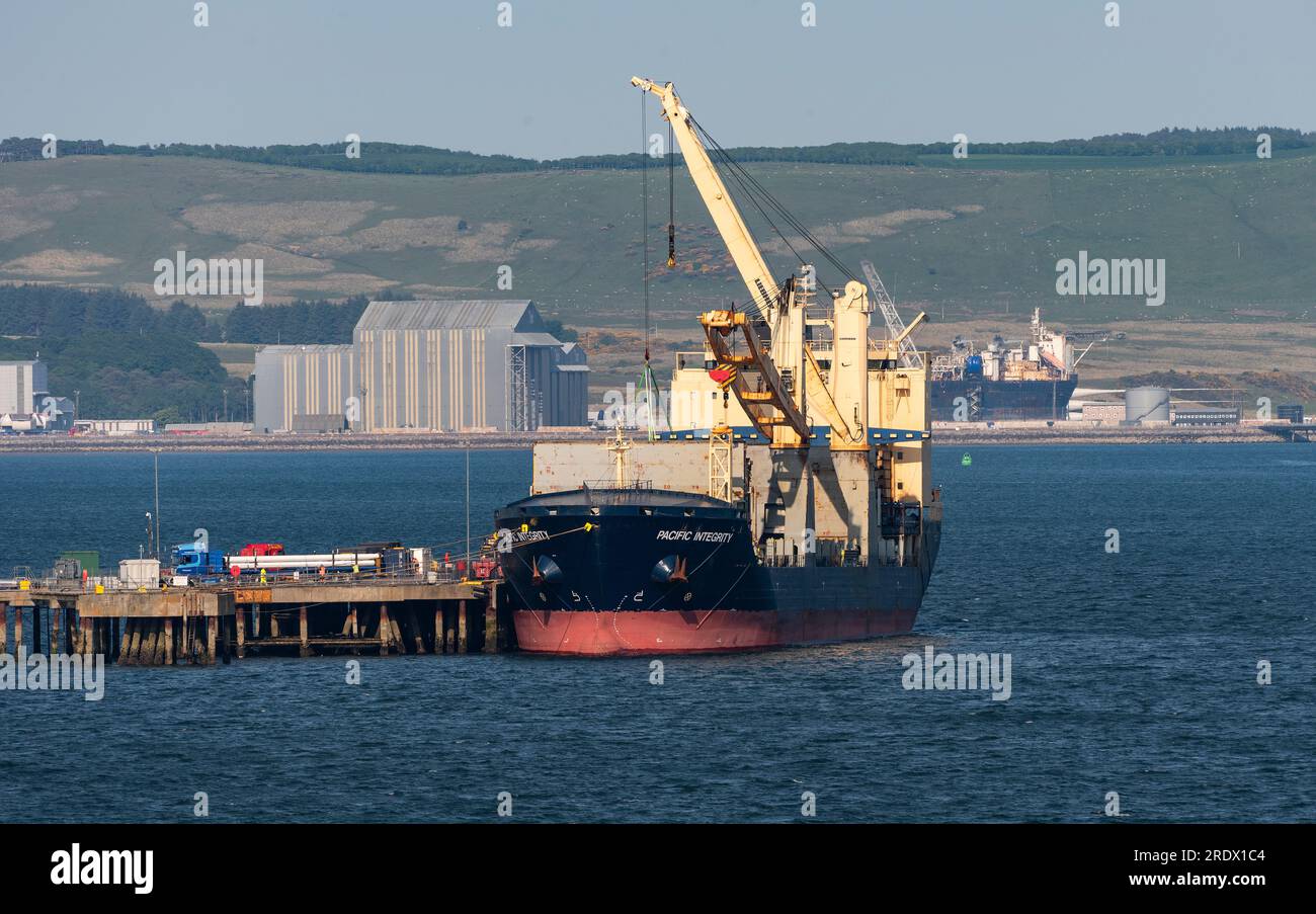 Invergordon, Schottland, Großbritannien. 3. Juni 2023 Hafen von Cromarty Firth ein Tiefseehafen mit Frachtschiff mit offenen Luken und Laderaum. Stockfoto