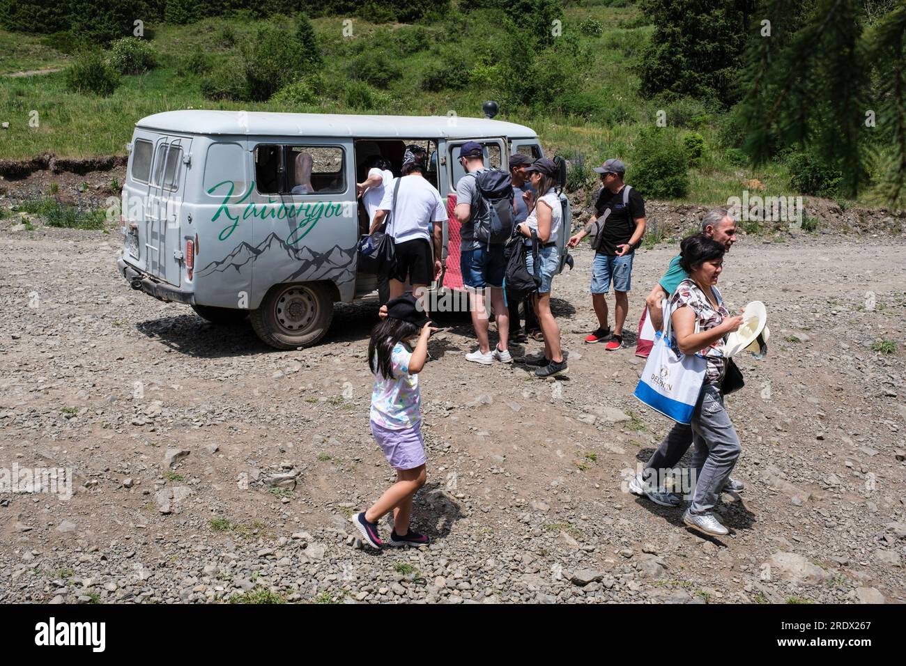 Kasachstan, Kolsay-Seen-Nationalpark. Fahrzeug, das Besucher zum und vom Trailhead zum Lake Kaindy transportiert. Stockfoto