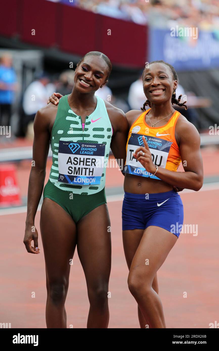 London, Großbritannien. 23. Juli 23 Dina ASHER-SMITH (Großbritannien), Marie-Josée TA LOU (Côte d'Ivoire, Elfenbeinküste) nach der Teilnahme am Finale der Frauen 100m bei der 2023, IAAF Diamond League, Queen Elizabeth Olympic Park, Stratford, London, Großbritannien. Kredit: Simon Balson/Alamy Live News Stockfoto