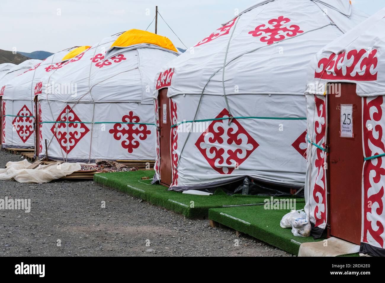Kasachstan, Kolsay-Seen-Nationalpark. Urlauber mieten Yurts für Urlaubsaufenthalte. Stockfoto Kasachstan, Kolsay-Seen-Nationalpark. Urlauber mieten Yurts für Urlaubsaufenthalte. Stockfoto