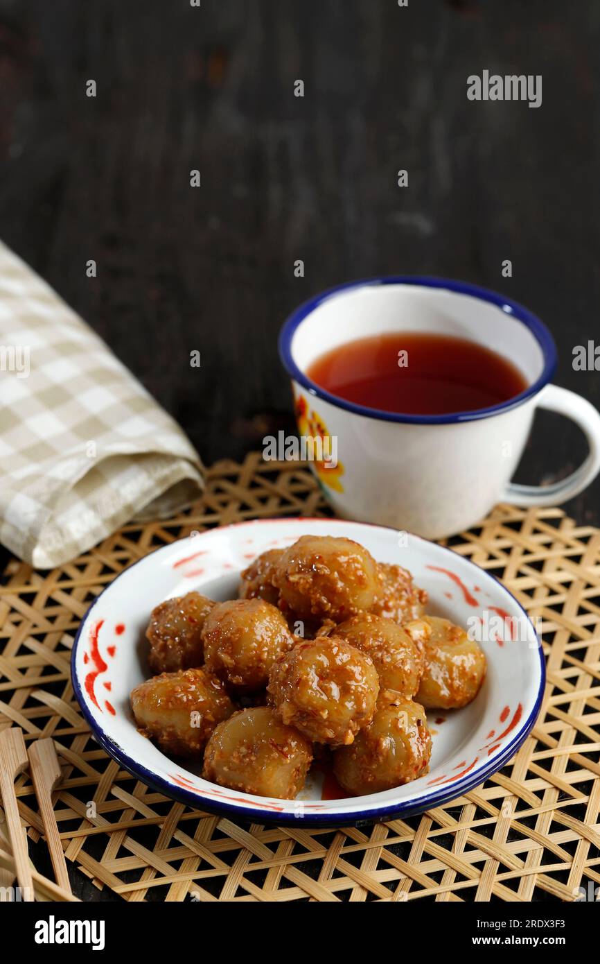 Cilok Bumbu Kacang oder Cilok mit würziger Erdnusssoße, traditionelles indonesisches Street Food aus Bandung, West Java Stockfoto