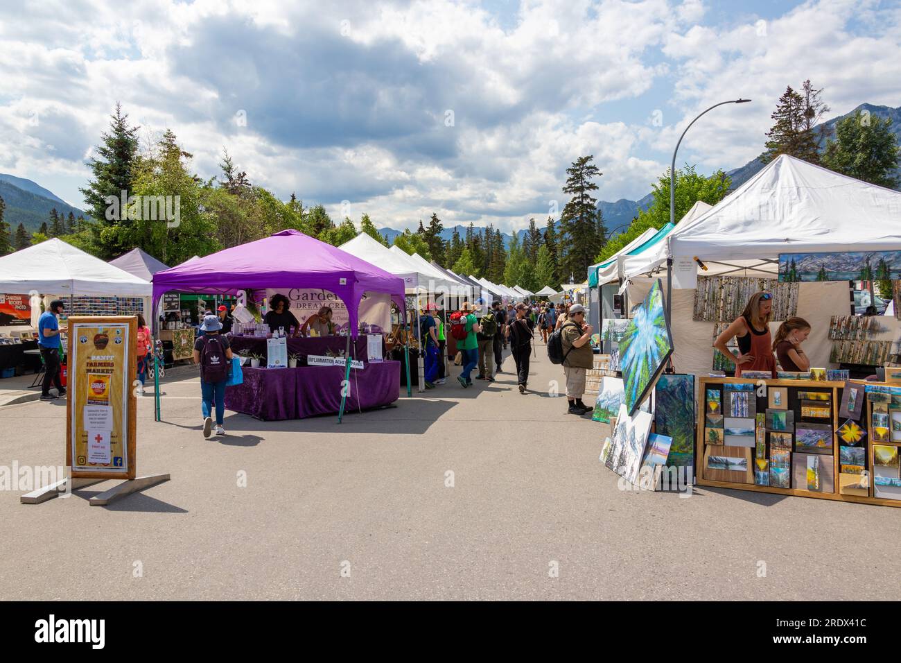 BANFF, KANADA - 5. JULI 2023 : Besucher des Banff Farmers Market, einer beliebten wöchentlichen Sommerveranstaltung, auf der regional produziertes Obst und Gemüse präsentiert werden Stockfoto