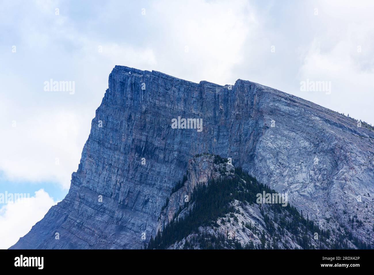 Gezoomter Blick auf den majestätischen Mount Rundle an einem sonnigen Sommertag von Banff im Banff National Park, Alberta, Kanada. Stockfoto