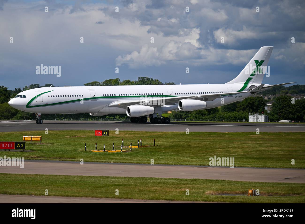 9H-BIG AirX Charter Airbus A340-300 am Flughafen Edinburgh. Ein privater Charterflug mit dem Manchester United FC nach New York für Tour 23. Stockfoto