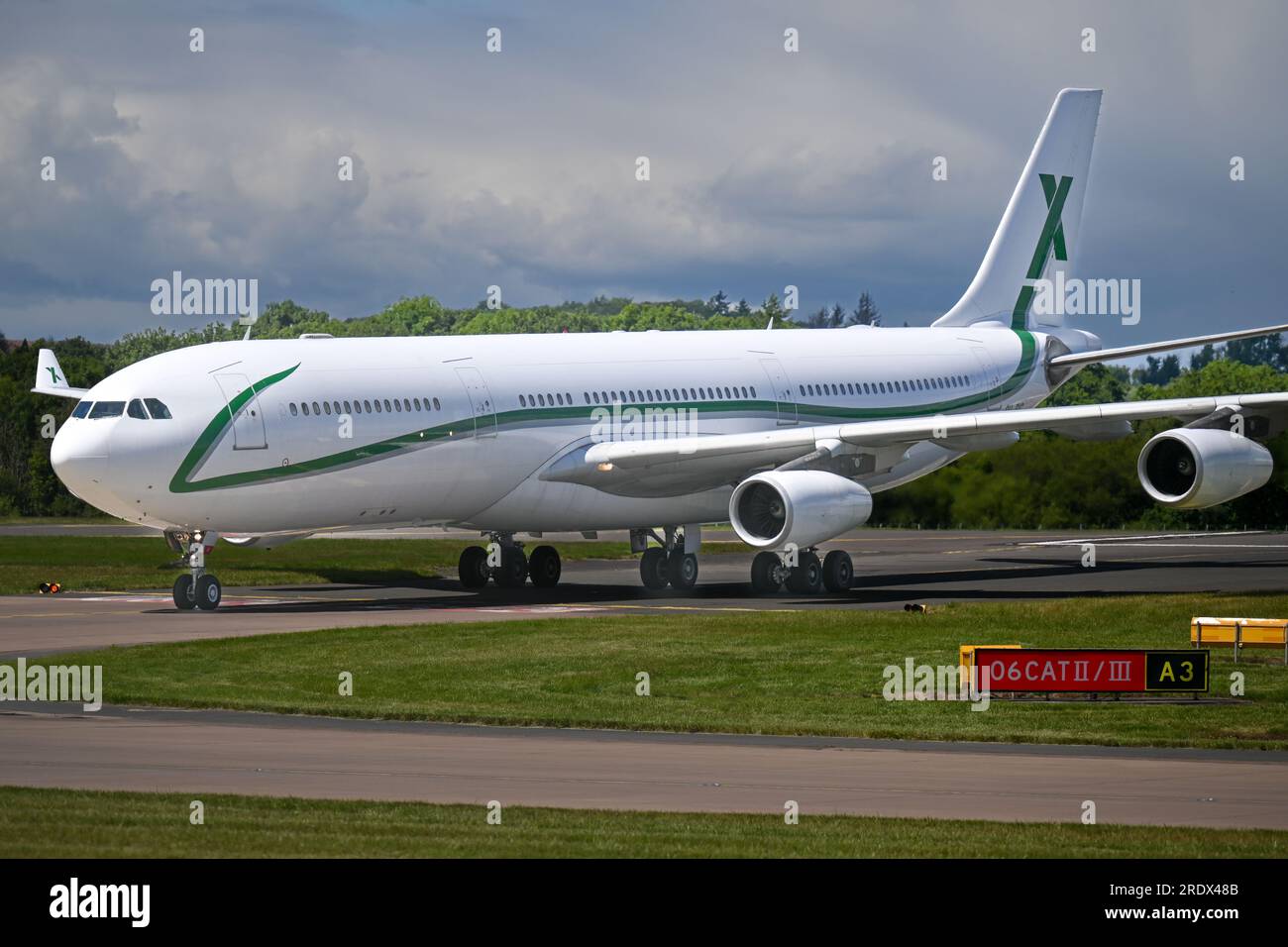 9H-BIG AirX Charter Airbus A340-300 am Flughafen Edinburgh. Ein privater Charterflug mit dem Manchester United FC nach New York für Tour 23. Stockfoto