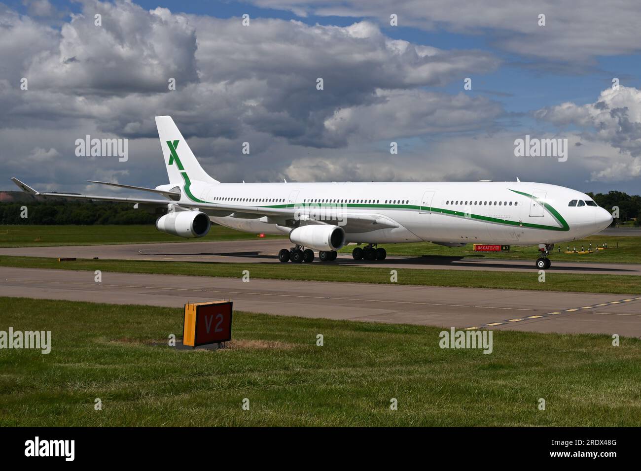 9H-BIG AirX Charter Airbus A340-300 am Flughafen Edinburgh. Ein privater Charterflug mit dem Manchester United FC nach New York für Tour 23. Stockfoto